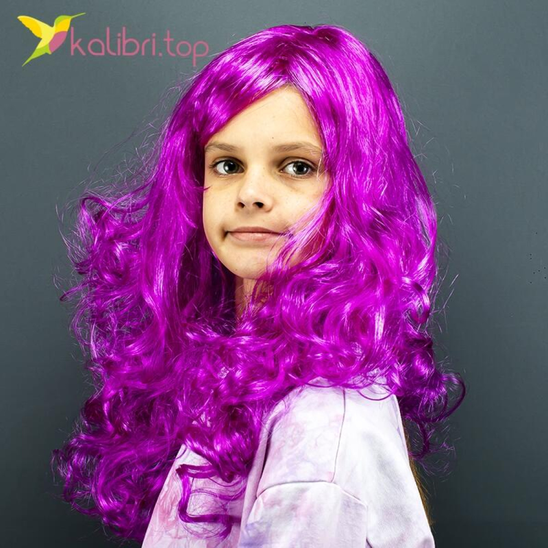 Карнавальный парик Кудряшка фиолетово-малиновый 50 см оптом фото 01